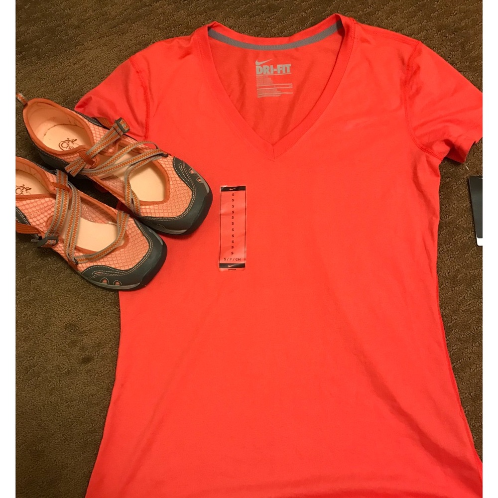NWT Women’s Nike Dri-Fit size Small